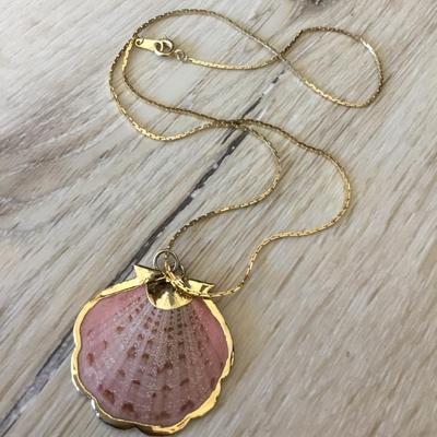 Beautiful vintage sea shell pendant necklace gold tone very pretty