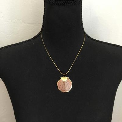 Beautiful vintage sea shell pendant necklace gold tone very pretty