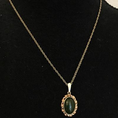 Beautiful vintage necklace Gold talent, jade type stone premier design