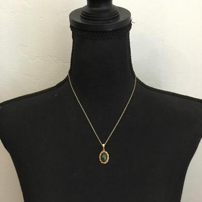 Beautiful vintage necklace Gold talent, jade type stone premier design
