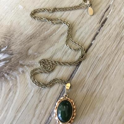 Beautiful vintage necklace Gold talent, jade type stone premier design