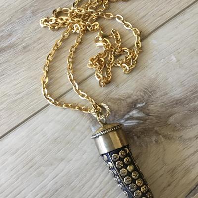 Vintage pendant and very nice gold tone chain necklace