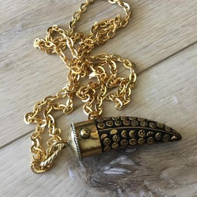 Vintage pendant and very nice gold tone chain necklace