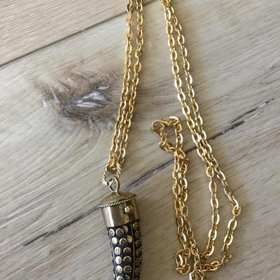 Vintage pendant and very nice gold tone chain necklace