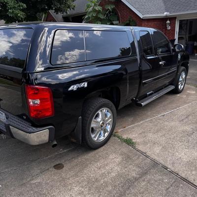 2012 Chevrolet 4x4 Truck w/campershell