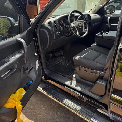 2012 Chevrolet 4x4 Truck w/campershell
