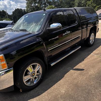 2012 Chevrolet 4x4 Truck w/campershell