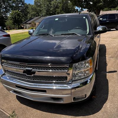 2012 Chevrolet 4x4 Truck w/campershell