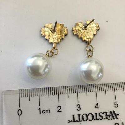 Super cute heart dangle earrings faux pearl