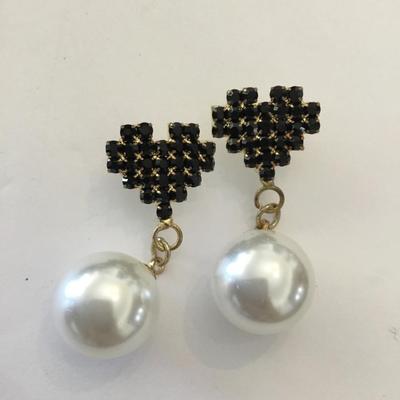 Super cute heart dangle earrings faux pearl