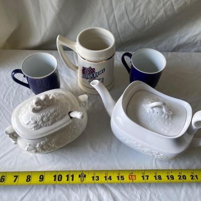 Sale Photo Thumbnail #395: Funky Tea-set (Lot of 5)