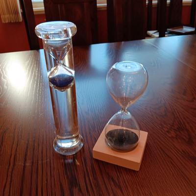 HOURGLASS WITH MAGNETIC BASE AND A FLOATING HOURGLASS