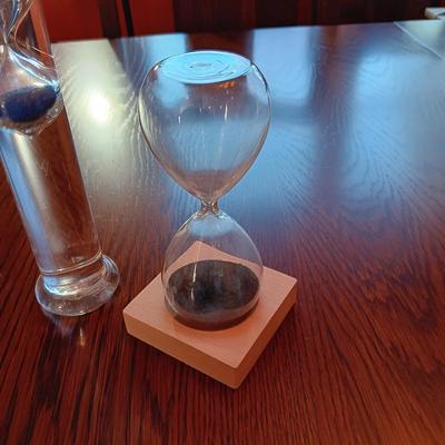 HOURGLASS WITH MAGNETIC BASE AND A FLOATING HOURGLASS