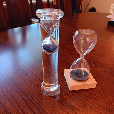 HOURGLASS WITH MAGNETIC BASE AND A FLOATING HOURGLASS