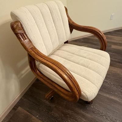 Sale Photo Thumbnail #3: This set is very clean, sturdy, and just in excellent shape.