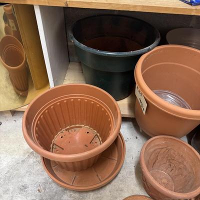 G944 Large Assortment Of Plastic Planters & Pots