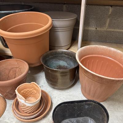G944 Large Assortment Of Plastic Planters & Pots
