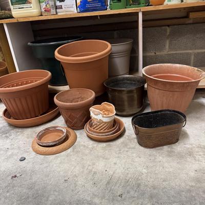 G944 Large Assortment Of Plastic Planters & Pots