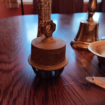 AN ASSORTMENT OF BRASS ITEMS