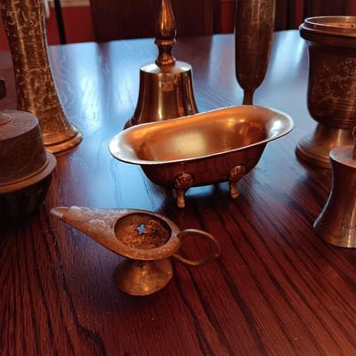 AN ASSORTMENT OF BRASS ITEMS
