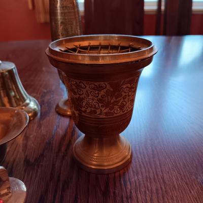 AN ASSORTMENT OF BRASS ITEMS