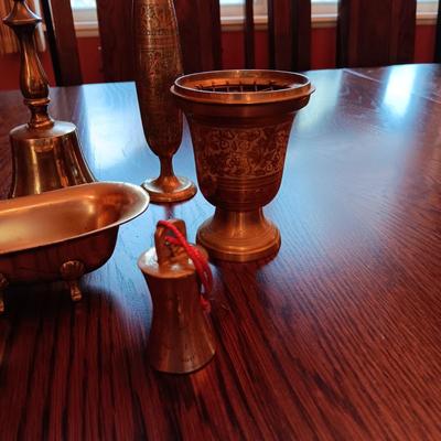 AN ASSORTMENT OF BRASS ITEMS