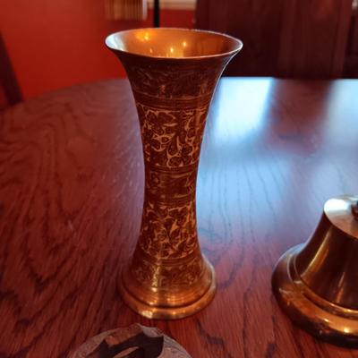 AN ASSORTMENT OF BRASS ITEMS