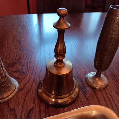 AN ASSORTMENT OF BRASS ITEMS