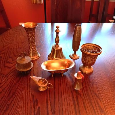 AN ASSORTMENT OF BRASS ITEMS