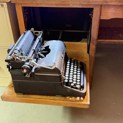 LOT 161B: Vintage Touch Control Royal Typewriter
