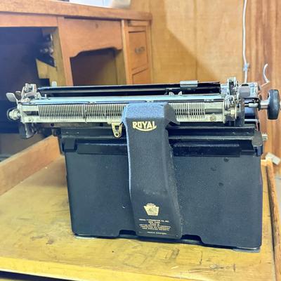 LOT 161B: Vintage Touch Control Royal Typewriter