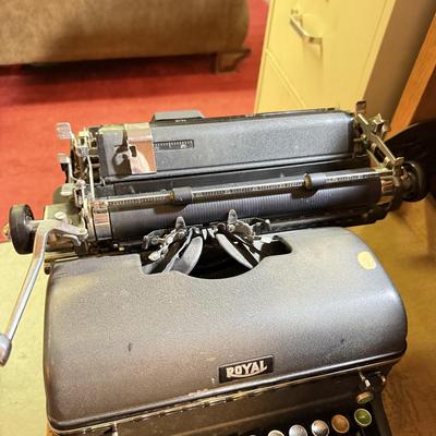 LOT 161B: Vintage Touch Control Royal Typewriter