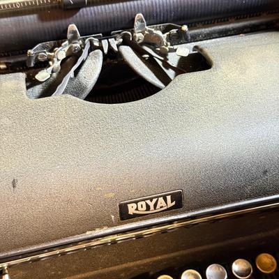 LOT 161B: Vintage Touch Control Royal Typewriter