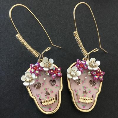 Betsey Johnson, pink flower sugar skull Halloween dangle earrings like new excellent condition
