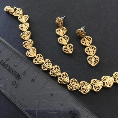 Very nice beautiful, vintage, gold toned, heart bracelet, and earring set
