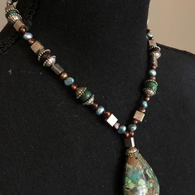 Very nice gemstone & genuine pearl statement, necklace