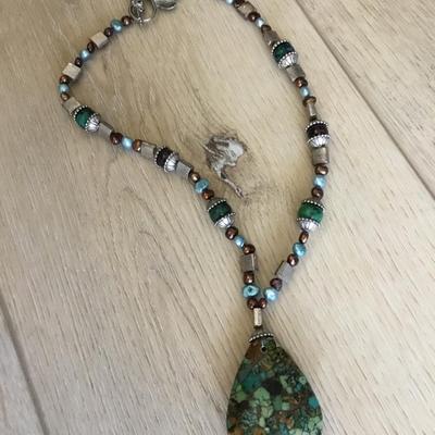 Very nice gemstone & genuine pearl statement, necklace