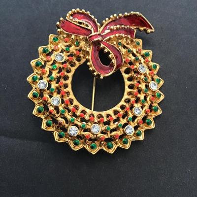 Beautiful gold tone, clear rhinestone Christmas wreath brooch
