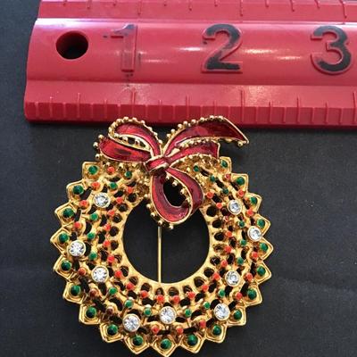 Beautiful gold tone, clear rhinestone Christmas wreath brooch