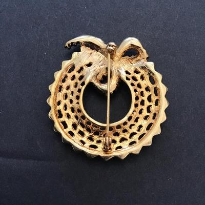 Beautiful gold tone, clear rhinestone Christmas wreath brooch