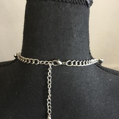 Beautiful Silver tone Rhinestone collar necklace.