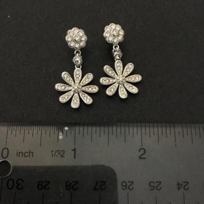 Very nice flower rhinestone dangle earrings