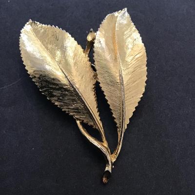 Very nice gold tone, leaf lapel pin