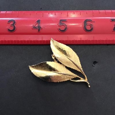 Very nice gold tone, leaf lapel pin