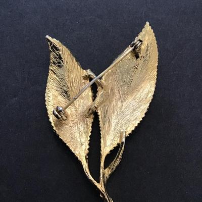Very nice gold tone, leaf lapel pin