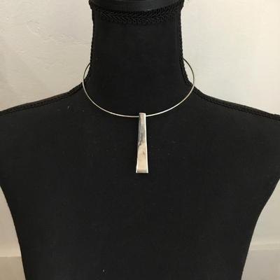 Very nice Silver tone collar statement necklace very good condition