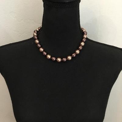 Gorgeous, vintage beautiful, rich in color chunky faux pearl Glass bead necklace very nice