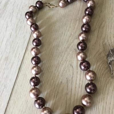 Gorgeous, vintage beautiful, rich in color chunky faux pearl Glass bead necklace very nice