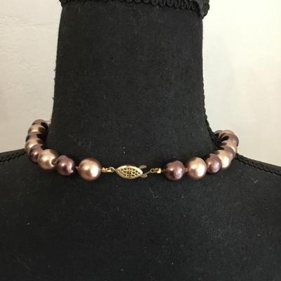 Gorgeous, vintage beautiful, rich in color chunky faux pearl Glass bead necklace very nice