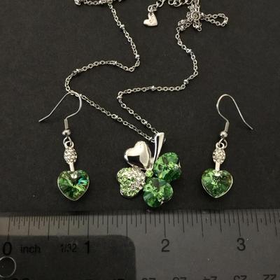 Vintage green glass crystal four leaf clover pendant necklace and earring set very nice